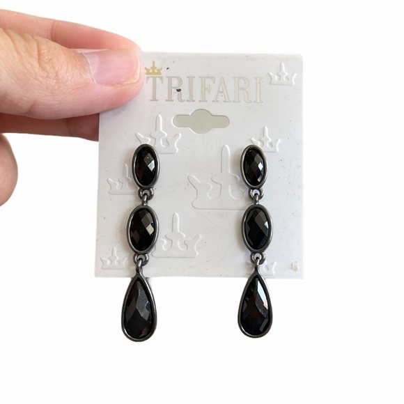 Trifari Black 3 Stone Drop Earrings - Picture 2 of 6